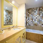 Exclusive Beachfront In - Private Access - Heatable Pool & Jacuzzi - Sleeps 10 *