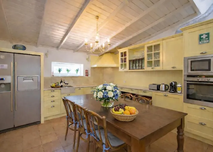 Oceanfront Luxury Villa With Private Beach Access Pool & Jacuzzi Walk To Town Sleeps 10 빌라 알부페이라