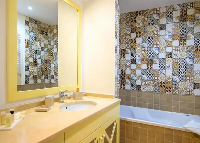 Oceanfront Luxury Villa With Private Beach Access Pool & Jacuzzi Walk To Town Sleeps 10 *